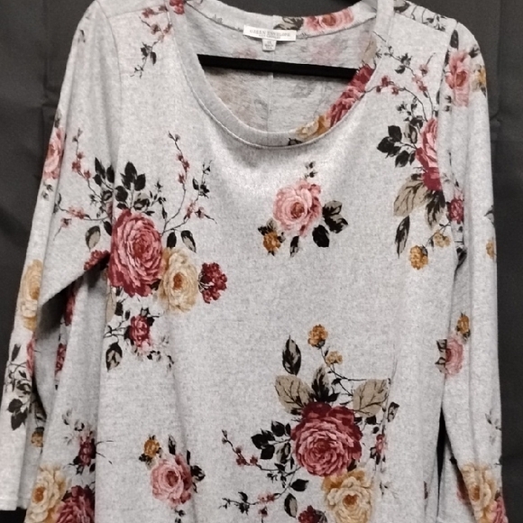 Green Envelope Floral Long Sleeve Top - Gray and Red - Picture 4 of 7